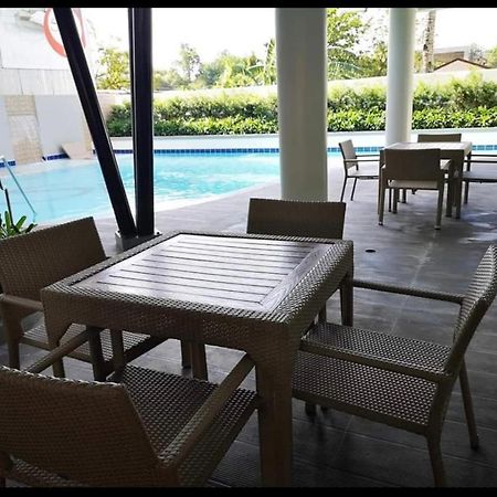 One Spatial Two Bedroom Condominium Unit With Pool And Gym Free Netflix And Wifi Iloilo City Eksteriør billede