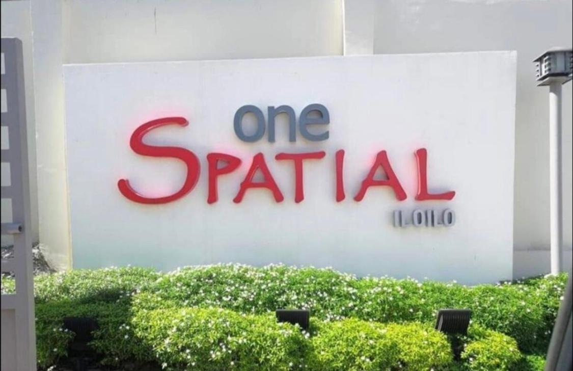 One Spatial Two Bedroom Condominium Unit With Pool And Gym Free Netflix And Wifi Iloilo City Eksteriør billede