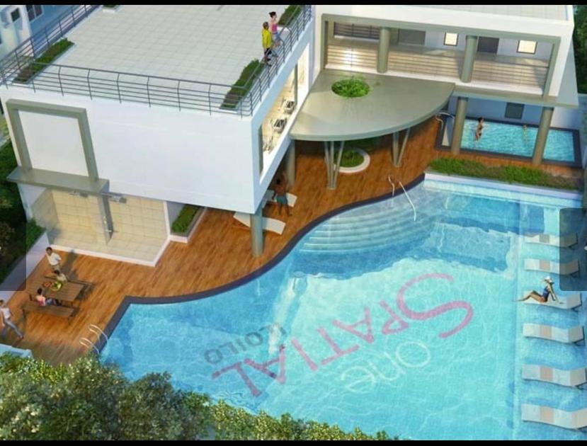 One Spatial Two Bedroom Condominium Unit With Pool And Gym Free Netflix And Wifi Iloilo City Eksteriør billede