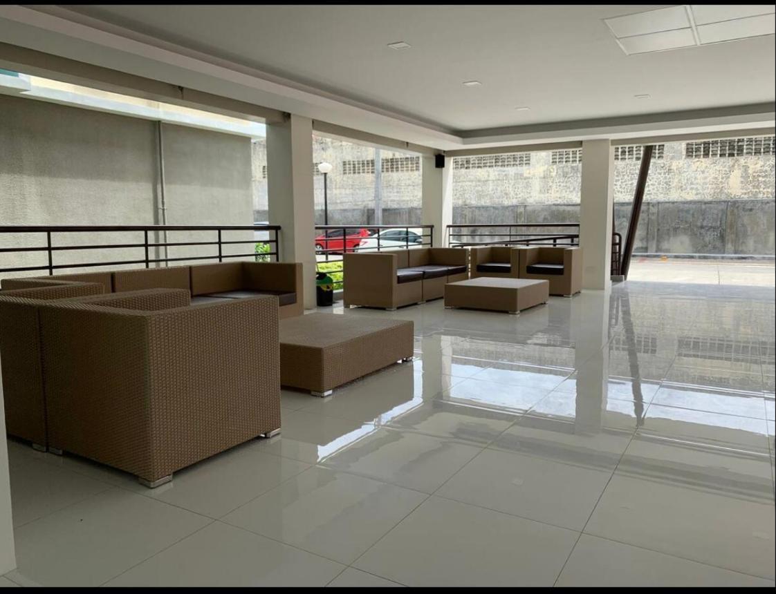One Spatial Two Bedroom Condominium Unit With Pool And Gym Free Netflix And Wifi Iloilo City Eksteriør billede