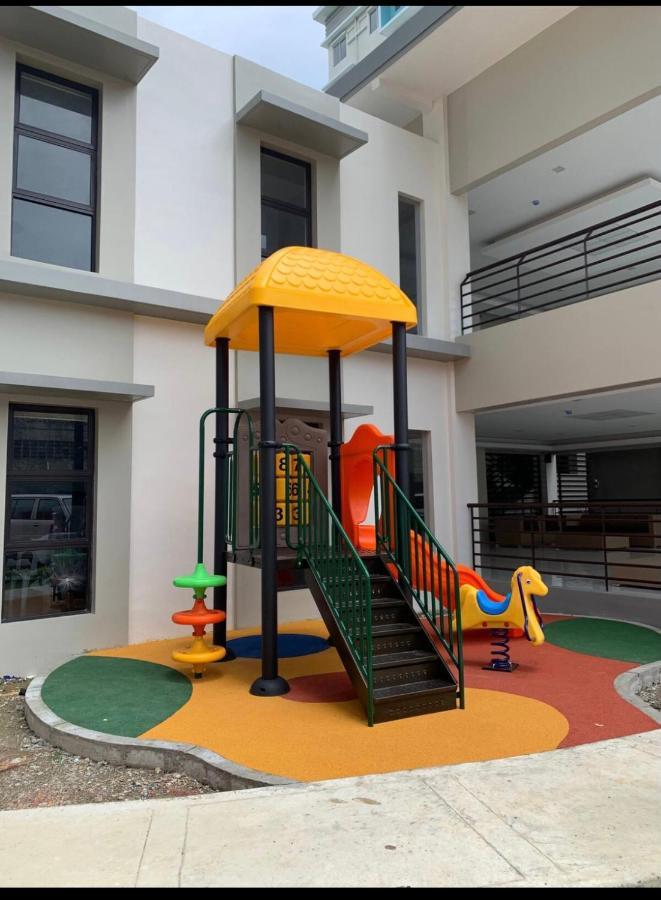 One Spatial Two Bedroom Condominium Unit With Pool And Gym Free Netflix And Wifi Iloilo City Eksteriør billede