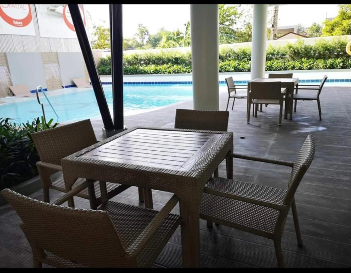 One Spatial Two Bedroom Condominium Unit With Pool And Gym Free Netflix And Wifi Iloilo City Eksteriør billede