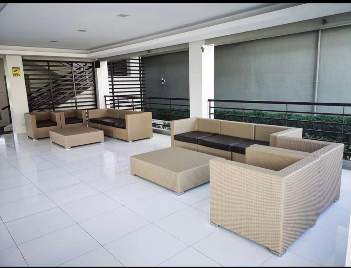 One Spatial Two Bedroom Condominium Unit With Pool And Gym Free Netflix And Wifi Iloilo City Eksteriør billede