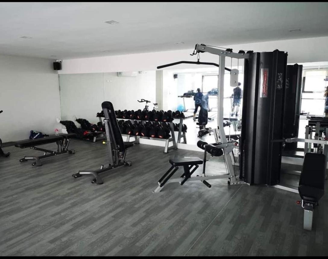 One Spatial Two Bedroom Condominium Unit With Pool And Gym Free Netflix And Wifi Iloilo City Eksteriør billede