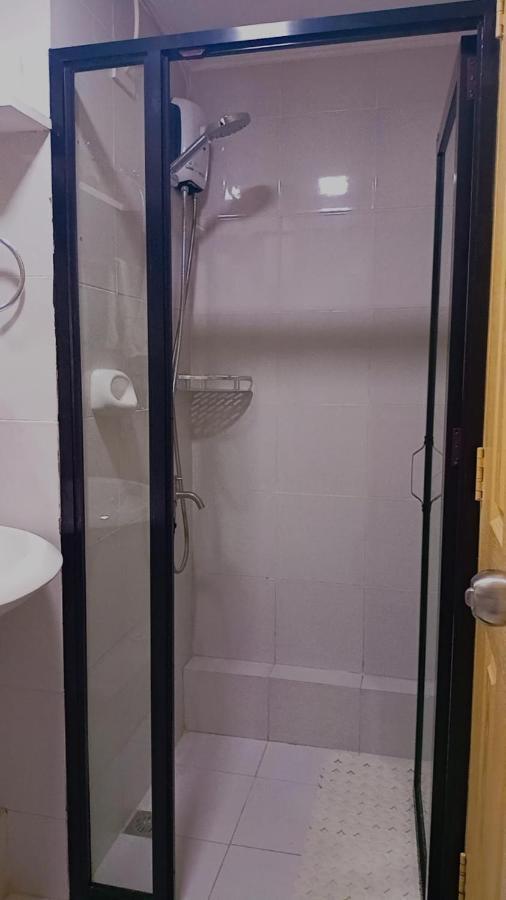 One Spatial Two Bedroom Condominium Unit With Pool And Gym Free Netflix And Wifi Iloilo City Eksteriør billede